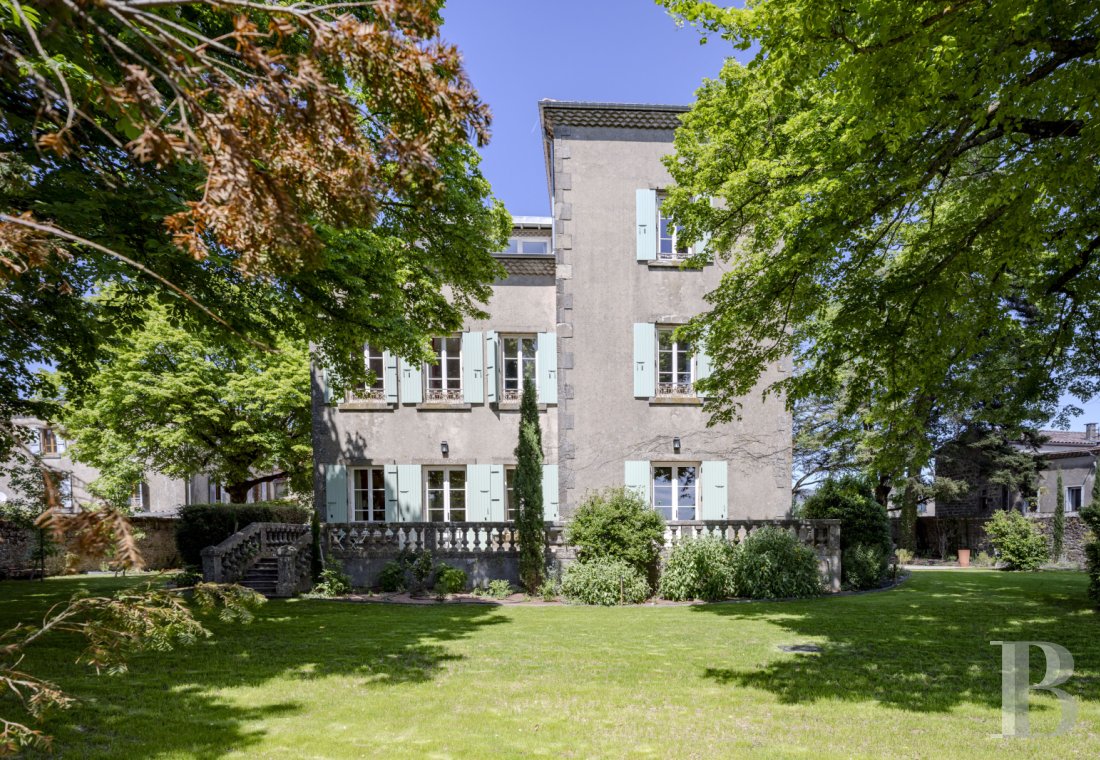 En Ardèche, à Vernoux-en-Vivarais, une maison du 19e siècle et son jardin dominant les reliefs - photo  n°36